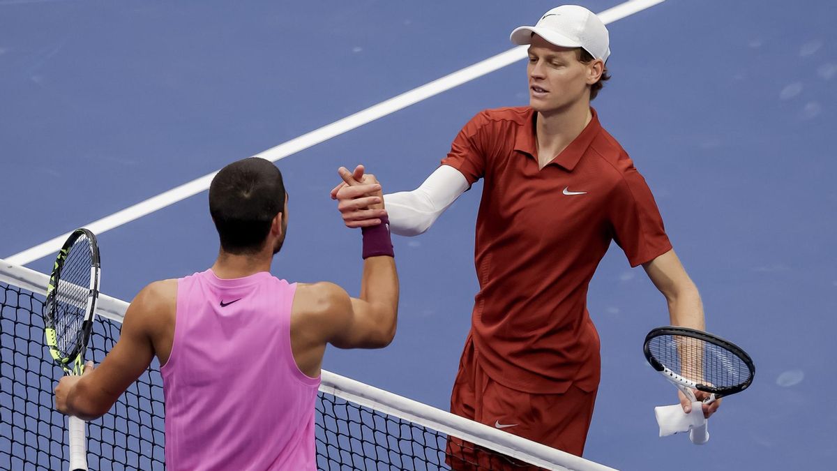 Carlos Alcaraz y Jannik Sinner tras la final de US Open 2025.