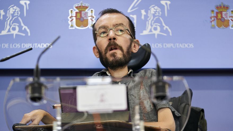 El portavoz de Unidas Podemos, Pablo Echenique, en una rueda de prensa, durante una Junta de Portavoces en el Congreso de los Diputados, a 21 de diciembre de 2021, en Madrid, (España).