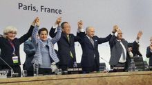 La Cumbre de París aprueba el nuevo acuerdo contra el cambio climático