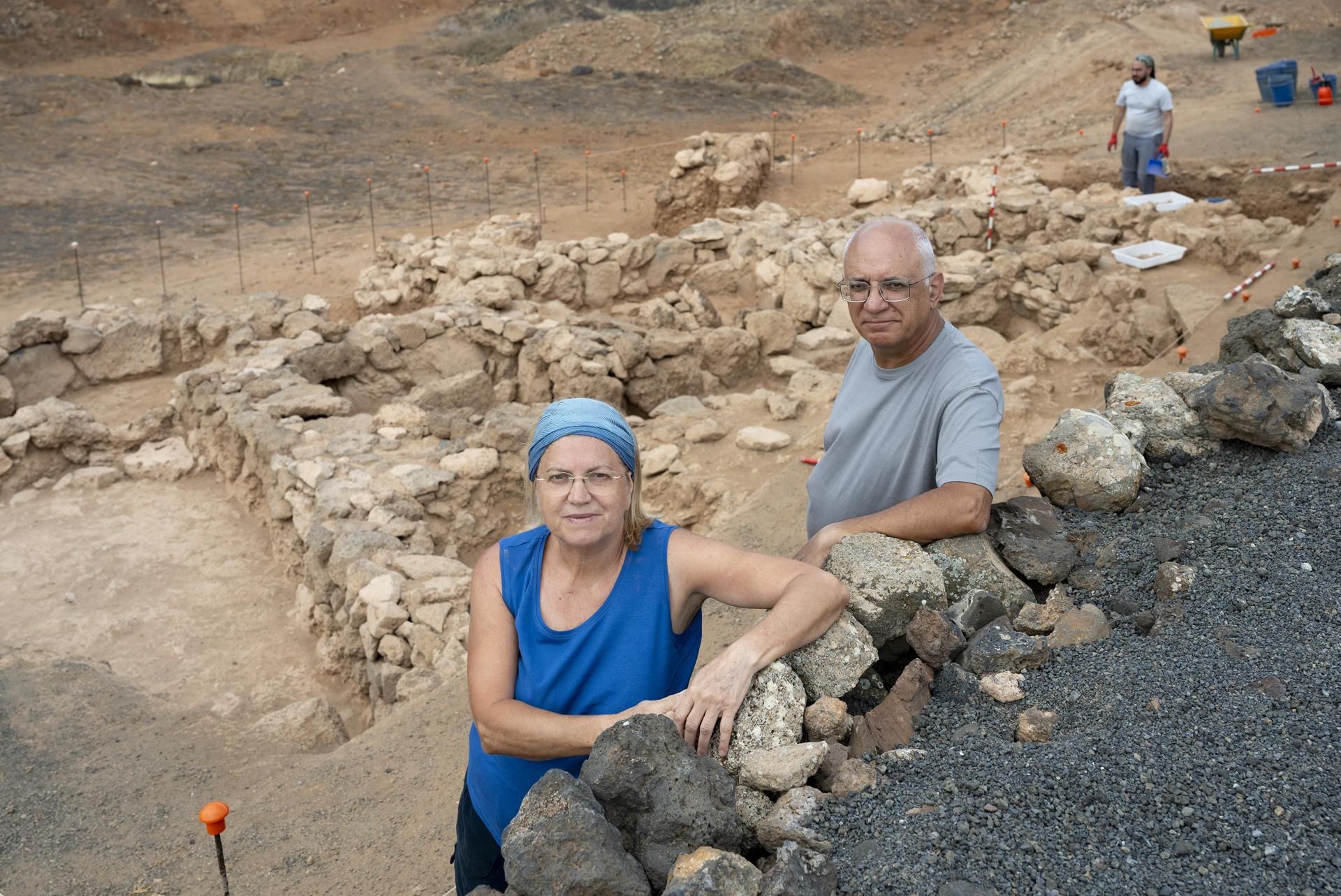 El catedrático de Prehistoria, Pablo Atoche (d), y la investigadora Ángeles Ramírez (i) en el yacimiento, situado en el pueblo de Tiagua, en el municipio de Teguise.