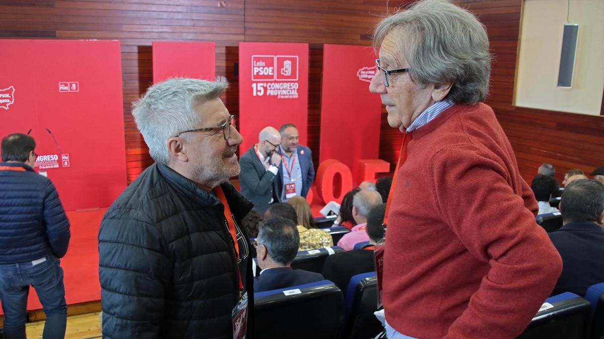 Francisco Fernández (izquierda) y Ángel Villalba, en el XV Congreso Provincial del PSOE de León. 