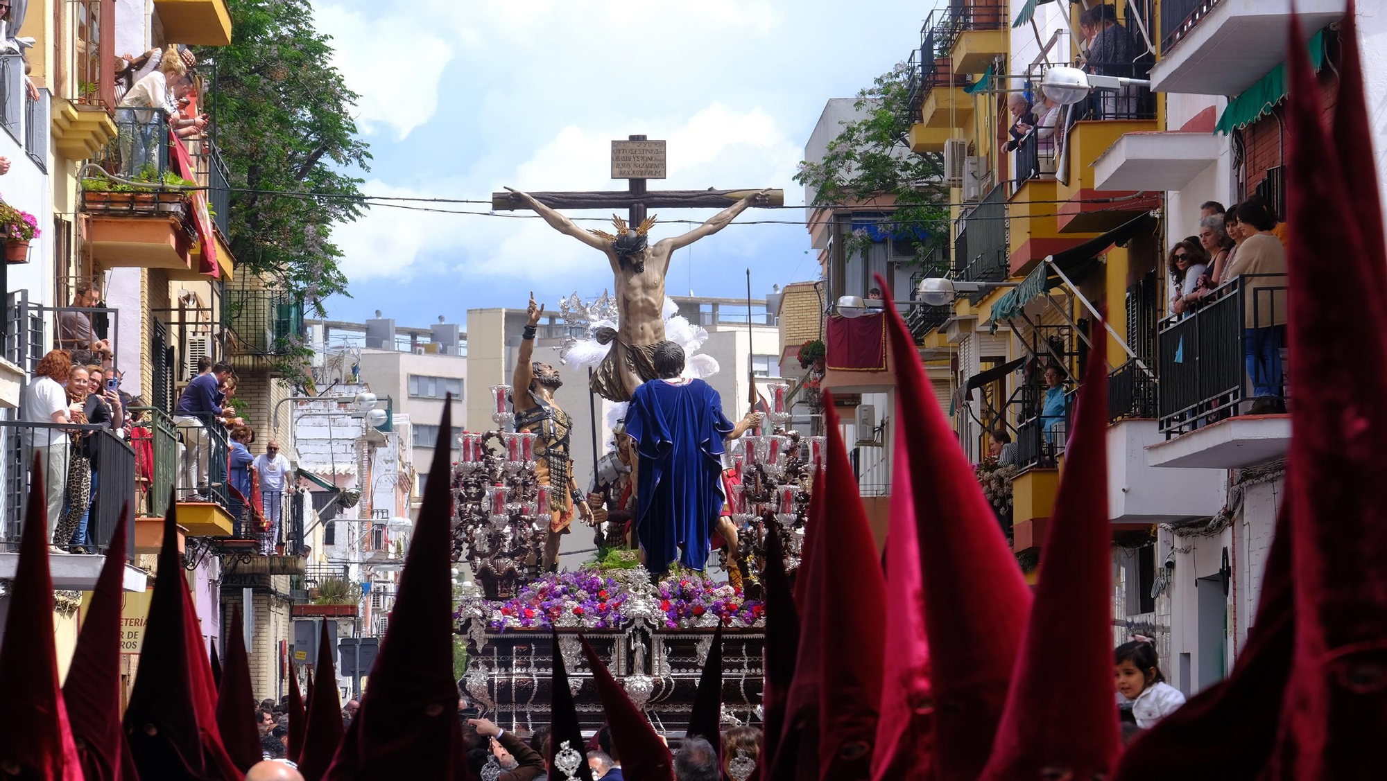 El Santísimo Cristo del Desamparo y Abandono recorriendo las calles del Cerro del Águila