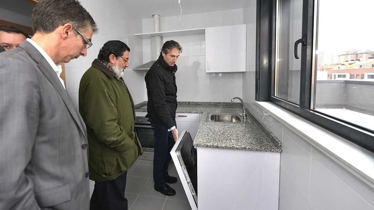 De la Serna y César Díaz, durante una visita a las 41 VPO de La Albericia.