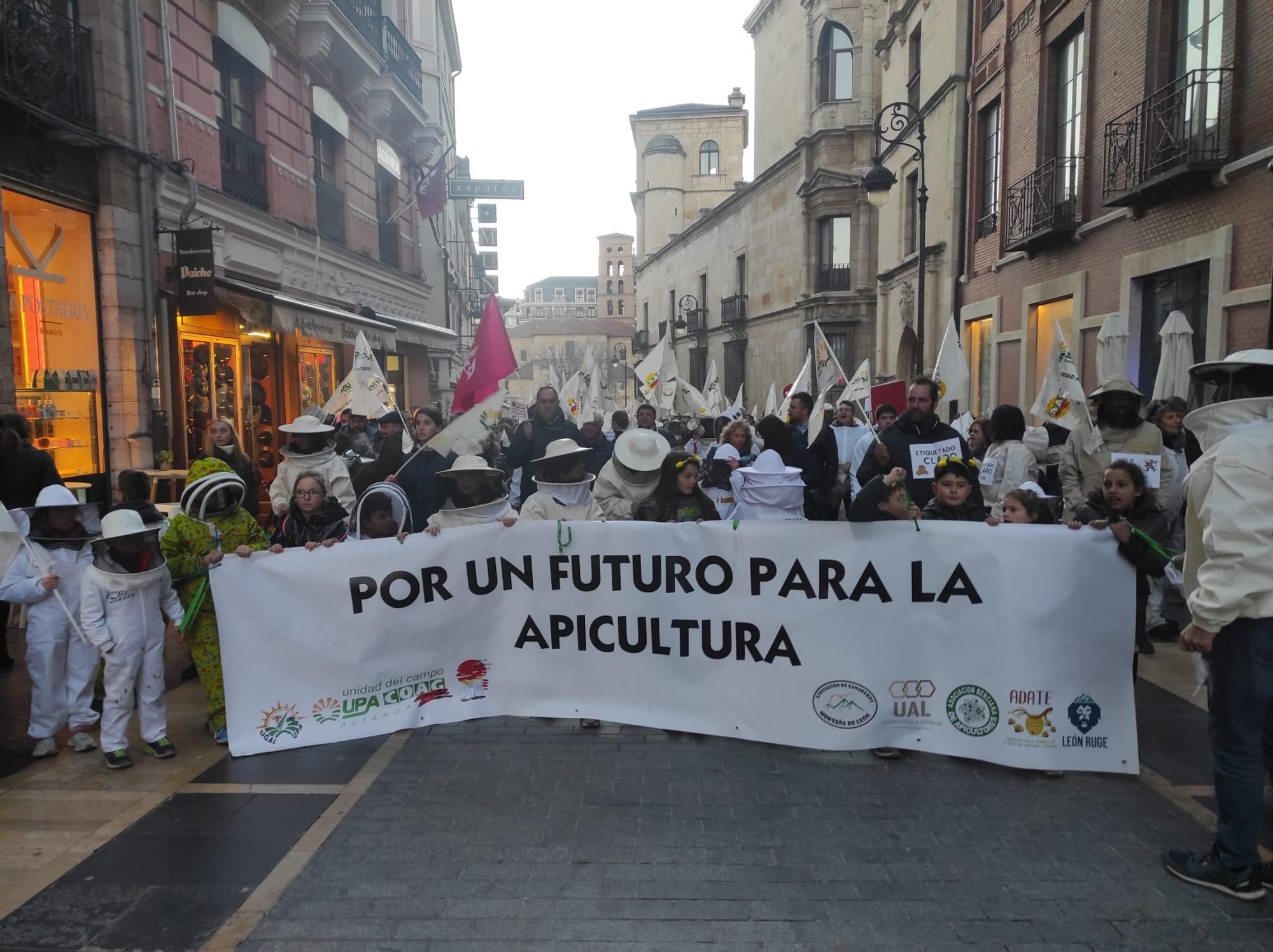 Manifestación sindical agraria exigiendo la defensa del sector apícola en León.
