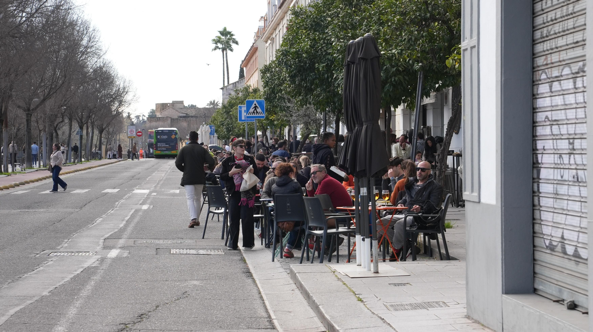 Los cordobeses se echan a la calle en este domingo de sol