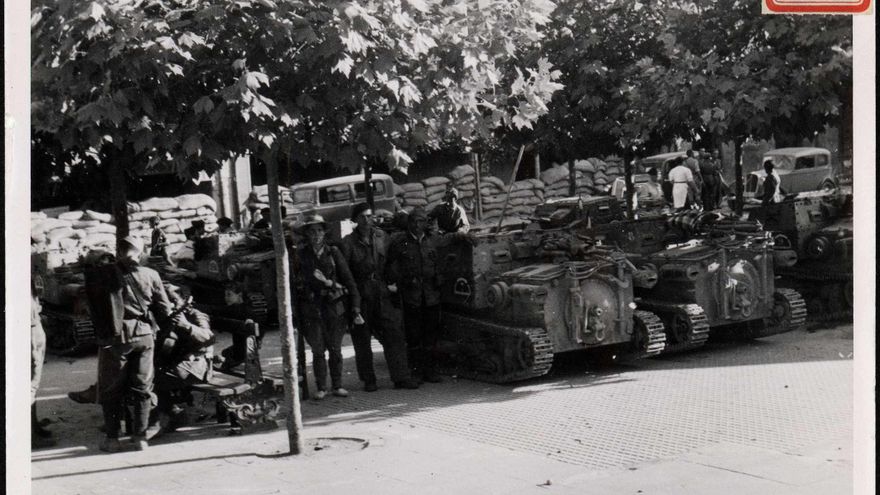 "Plaza Mayor con carros de asalto".