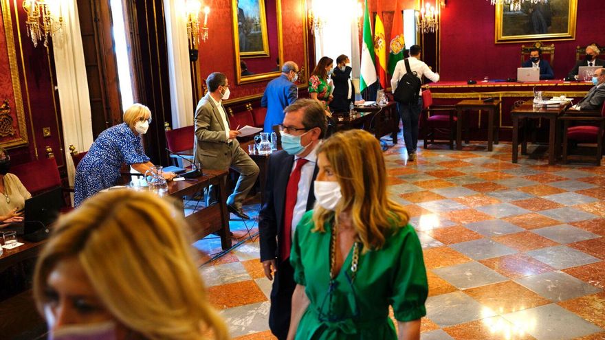 PSOE y PP se marchan del pleno del Ayuntamiento de Granada y evidencian la soledad del alcalde