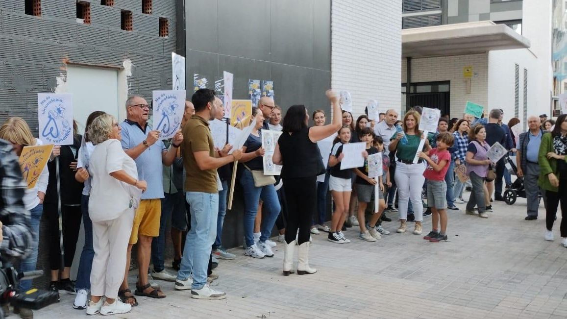 Protesta veïnal contra apartaments turístics a baixos en un edifici de Patraix.