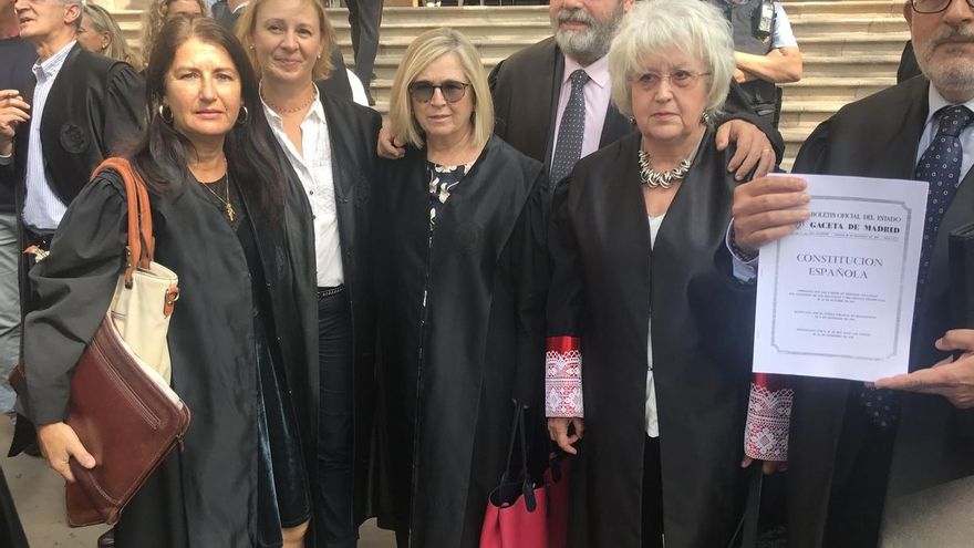 Un grupo de letrados y procuradores se manifiestan en defensa de la Constitución ante la Audiencia de Barcelona