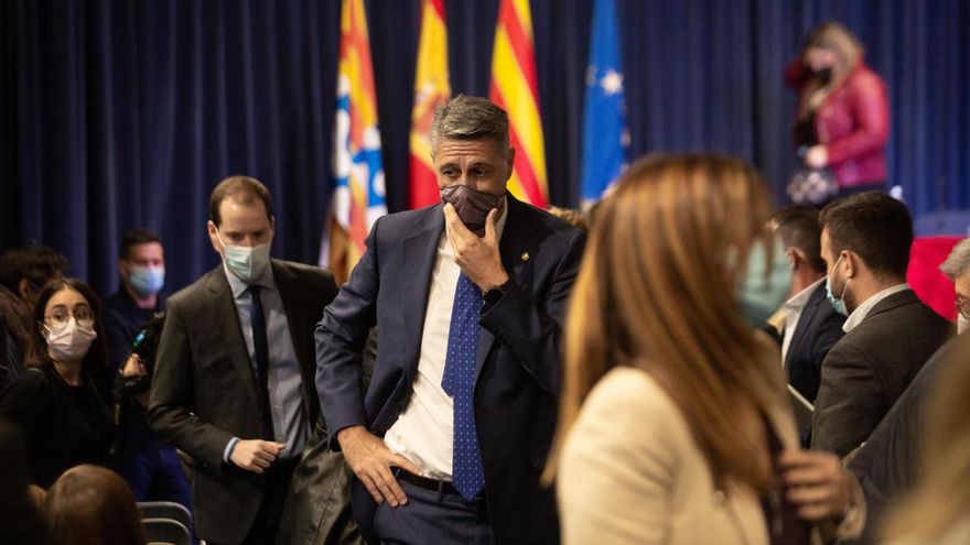 La oposición expulsa a Albiol de la alcaldía de Badalona e inviste a un alcalde socialista