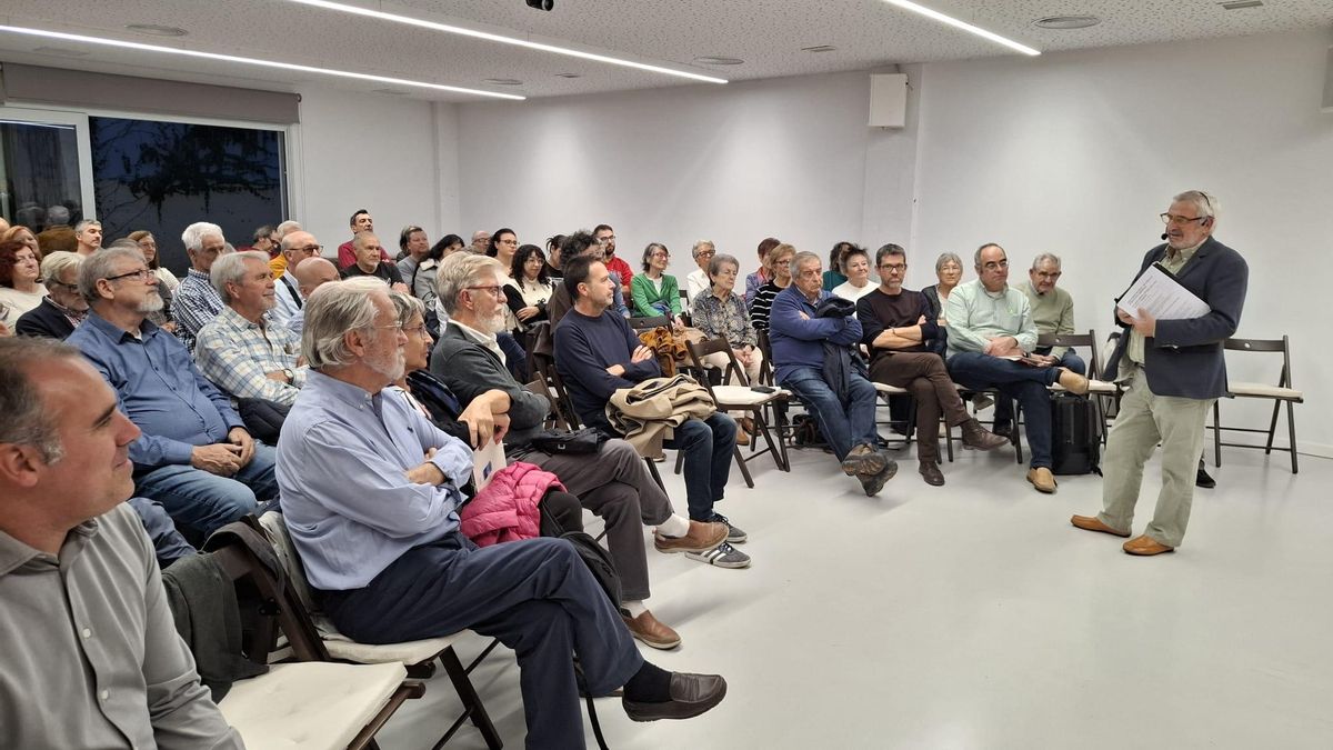 Público asistente a la charla 'Por otros 50 años de espacio público en libertad'