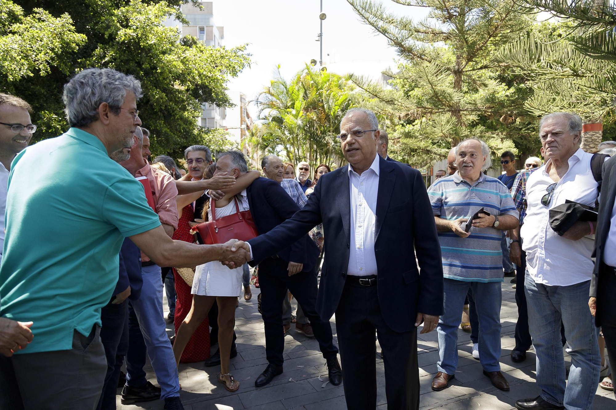 Casimiro Curbelo, a su llegada al reloj de flores del parque García Sanabria, en la capital tinerfeña