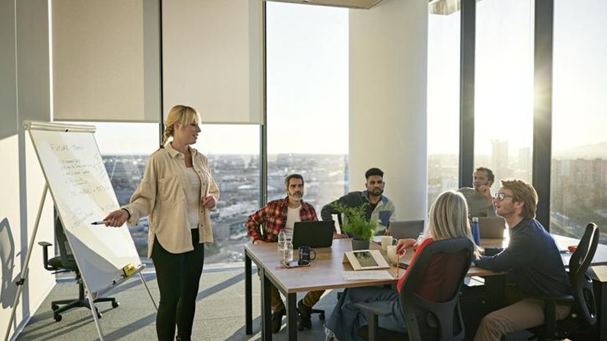 Compañeros de trabajo aboran cuestiones empresariales