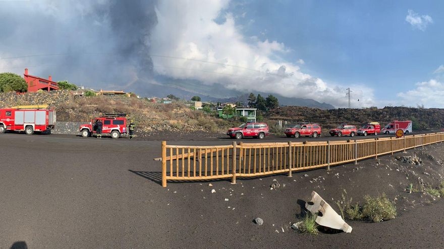 Vehículos del Consorcio de Bomberos de Tenerife en La Palma.