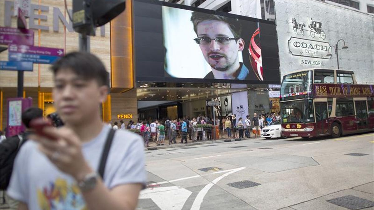 Una pantalla gigante de televisión instalada en una calle de Hong Kong, muestra una imagen de Edward Snowden.