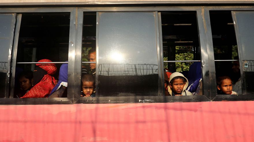 Personas de la etnia rohingya miran a través de la ventana de un autobús en Chattogram