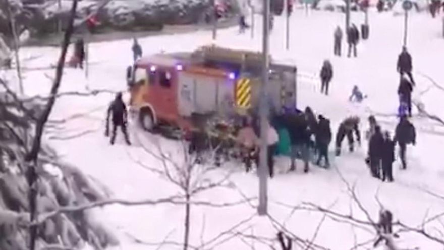 Camión de bomberos de Madrid ayudado por la ciudadanía