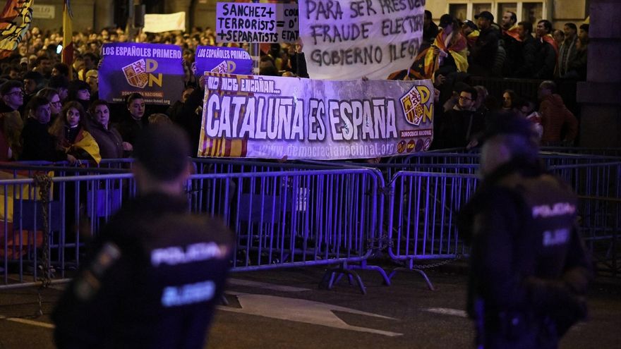 EuropaPress 5569688 decenas personas muestran carteles democracia nacional protesta contra