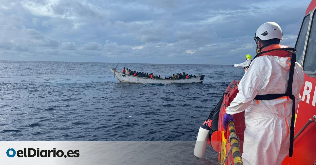 Salvamento acompaña hasta El Hierro a un cayuco con 126 personas, 19 de ellas menores