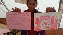 La niña siria Aber (10 años) con el dibujo/mensaje que ha mandado por mail a los alumnos del CEIP Huerta Retiro de Mairena del Alcor (Sevilla)./FOTO:Isaac Pérez