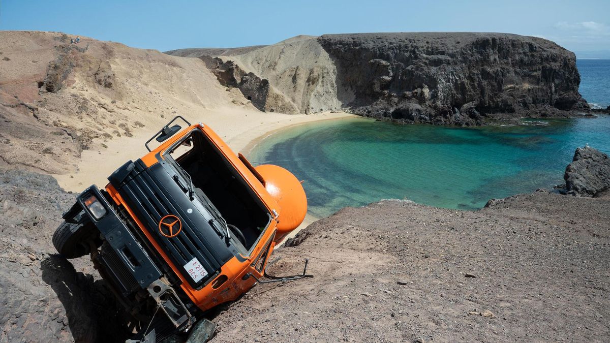 El camión volcado en la playa de Papagayo. 