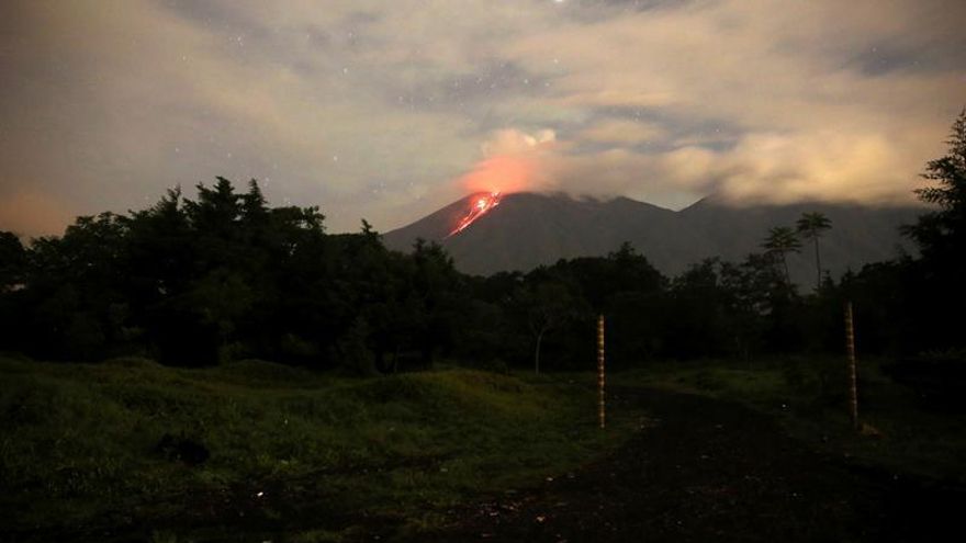El volcán guatemalteco de Fuego incrementa su actividad