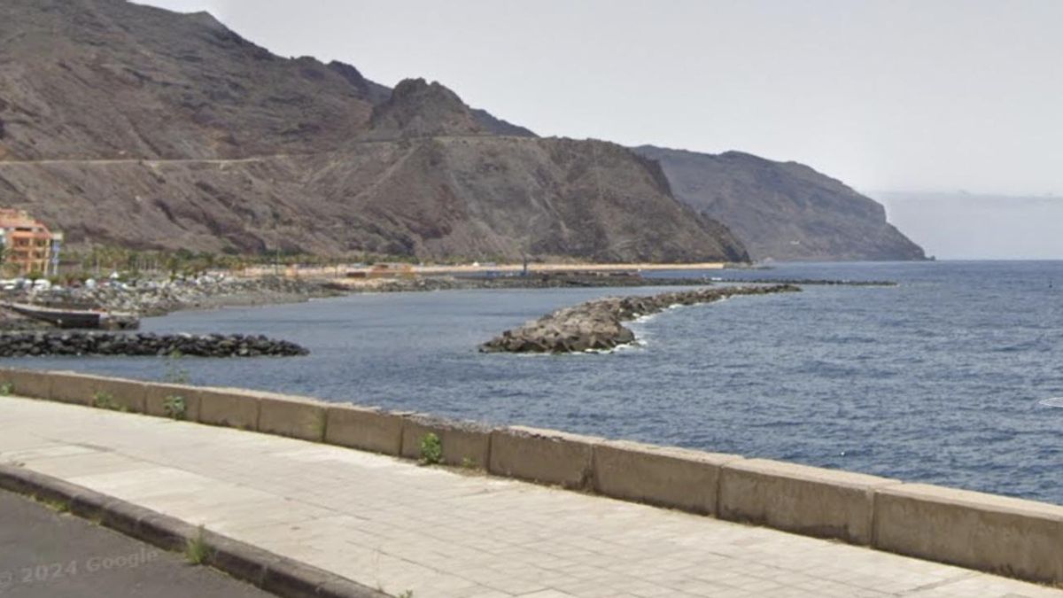 Vertido de aguas fecales en la costa de Santa Cruz de Tenerife por acumulación de toallitas en la red de saneamiento