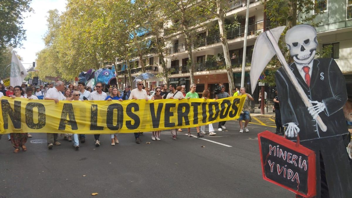 La marcha hasta las Setas de Sevilla ha congregado a un millar de personas, según la Policía, 2.000 según los convocantes