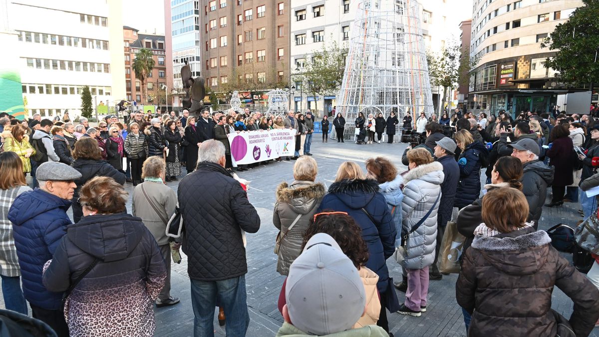 Decenas de personas durante una concentración de este martes en Barakaldo por la muerte violenta de una mujer en la localidad vizcaína.