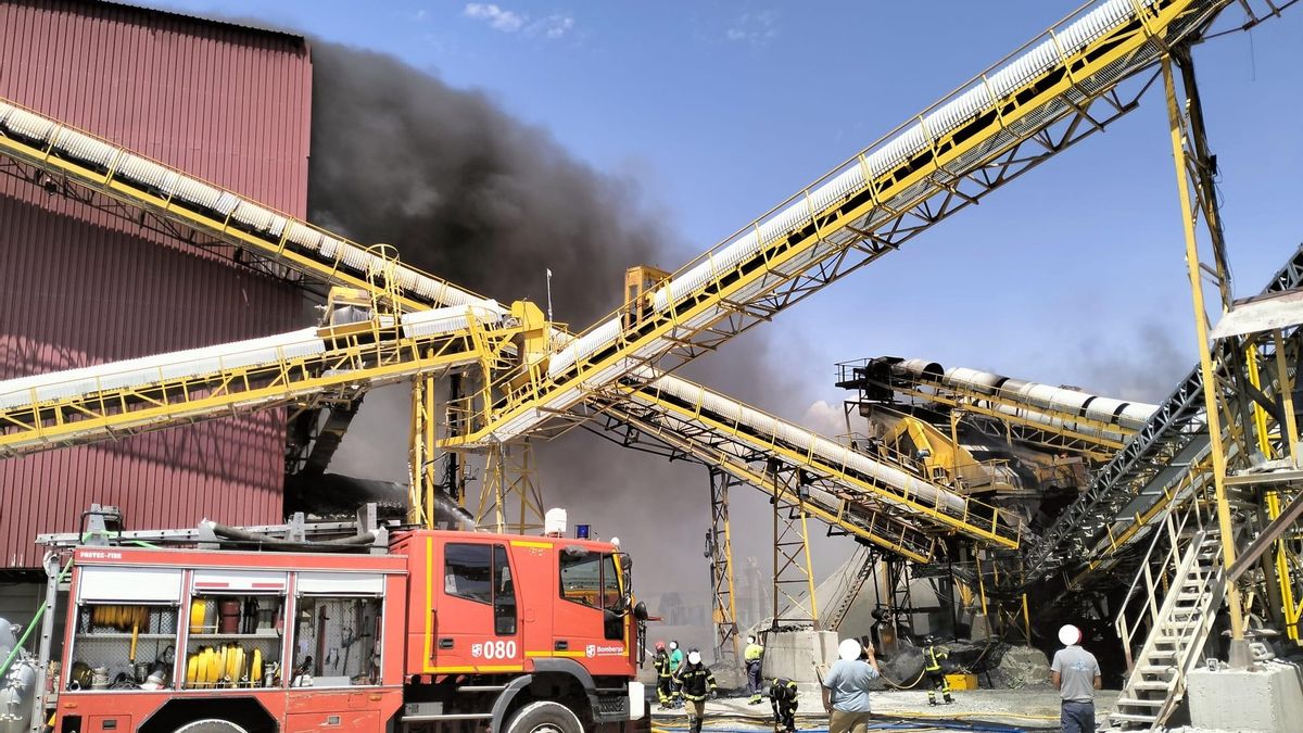 Bomberos del Ávila durante el incendio.