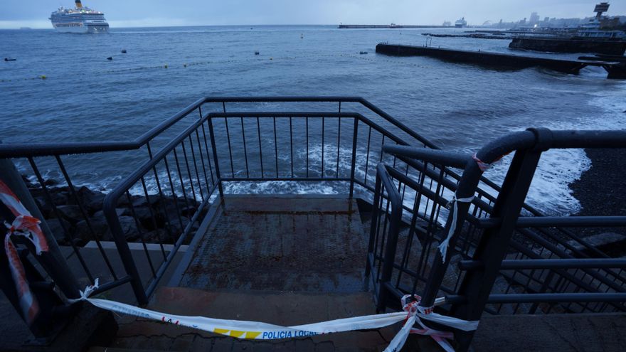 Zona precintada en la costa de Santa Cruz de Tenerife este martes, una jornada marcada por el paso de la borrasca Therese.