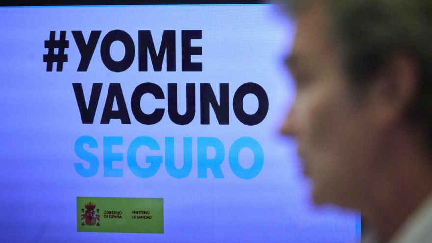 Una pantalla en la que se lee: "#YoMeVacunoSeguro", durante la comparecencia del director del Centro de Alertas y Emergencias Sanitarias (CAES), Fernando Simón.