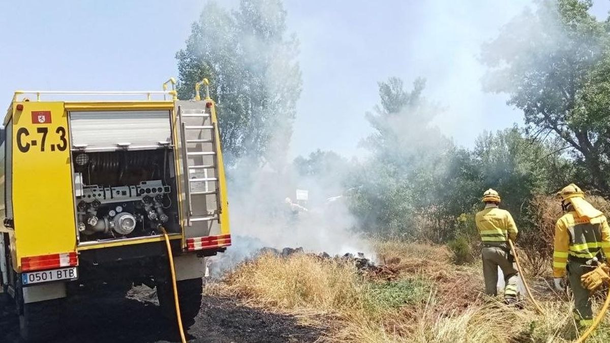 Amplio despliegue de medios para extinguir un incendio de nivel 2 en Brieva por su cercanía a la población