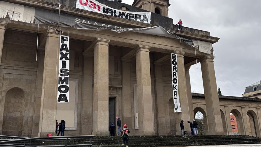 Imagen del momento en el que los dos miembros de GKS han descendido al suelo.