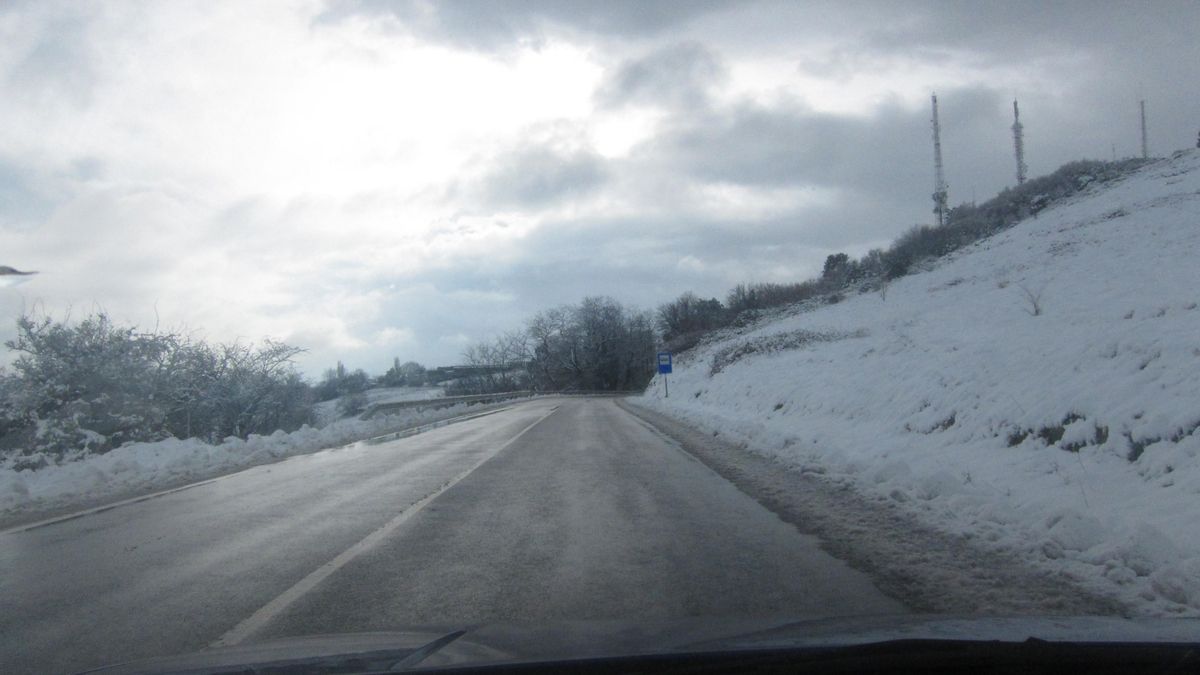 Archivo - Imagen de archivo de carretera con nieve.