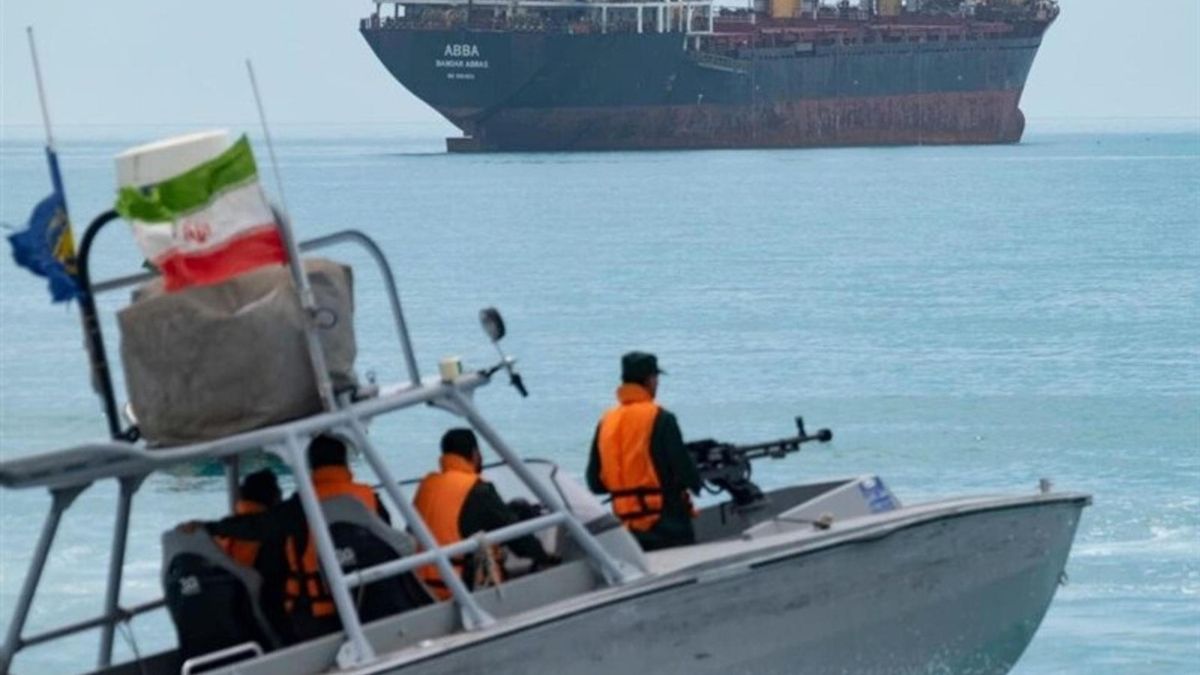 Irán dice que dos buques sufrieron un accidente al atravesar Ormuz por una ruta "insegura" y con el apoyo de EEUU