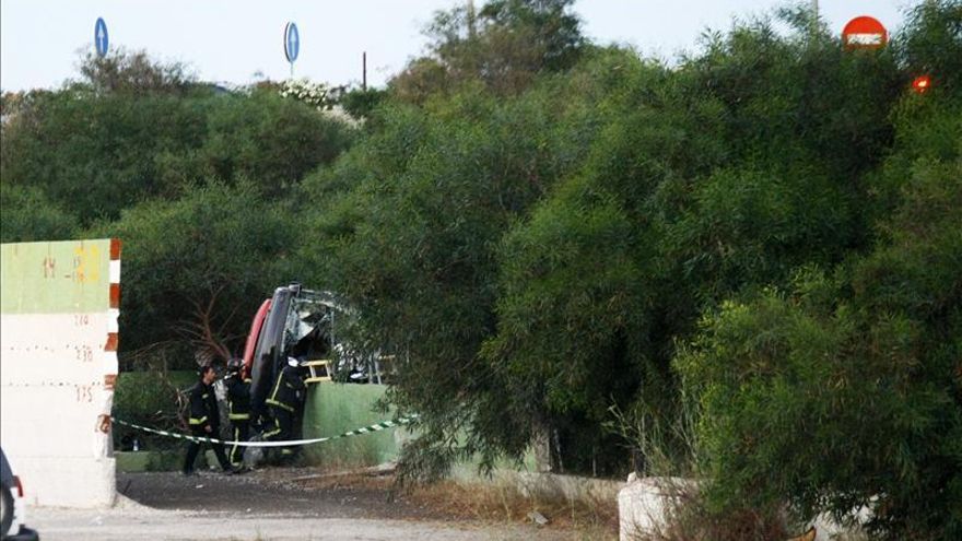 El número de heridos al volcar un autobús en Alicante se eleva a 38