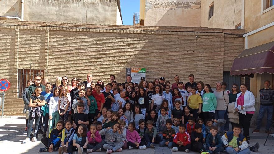 Alumnado del Florentino Bayona durante la presentación de la 'Ruta de los 10000 pasos'