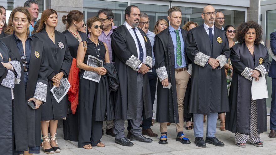 Jueces y fiscales impulsan su huelga contra las reformas del Gobierno con una concentración de togas ante el Supremo