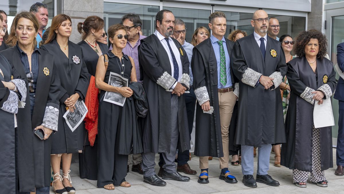 Jueces y fiscales impulsan su huelga contra las reformas del Gobierno con una concentración de togas ante el Supremo