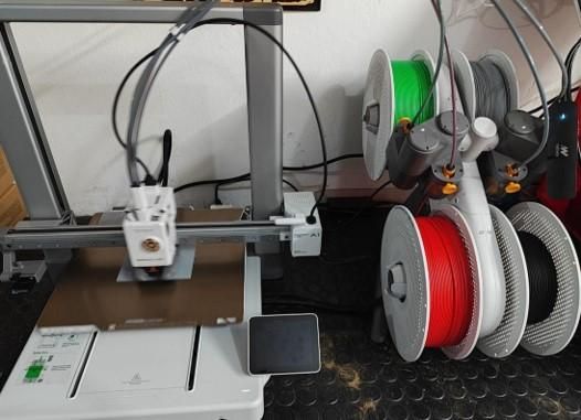 Una impresora 3D trabajando.