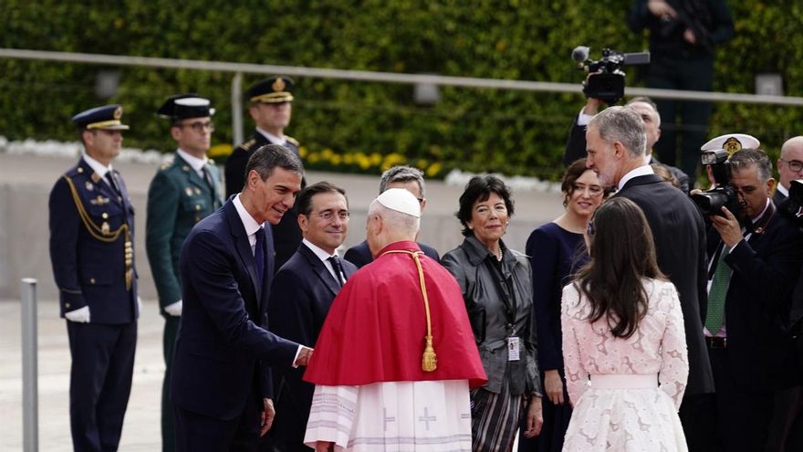 Los Reyes Felipe y Letizia y el presidente del Gobierno, Pedro Sánchez, reciben al Papa León XIV en el Aeropuerto Adolfo Suárez Madrid-Barajas, a 6 de junio de 2026, en Madrid (España).