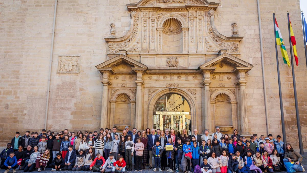 Niños y niñas de La Rioja a las puertas del Parlamento regional
