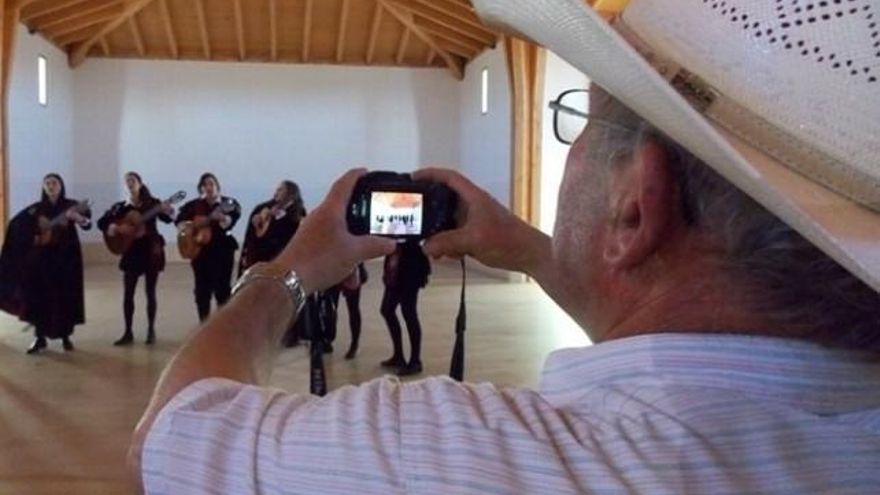 La tuna femenina actúa en el interior del nuevo espacio social y cultural de Bercianos del Real Camino. / Sahagúndigital.com