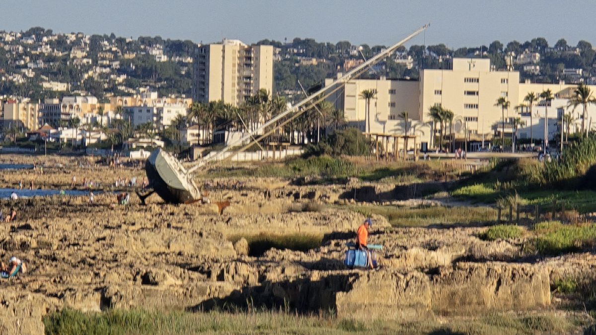 El ‘Bau bau’, un veler incautat a un narco que va encallar i es va convertir en una atracció turística a Xàbia, té els dies comptats