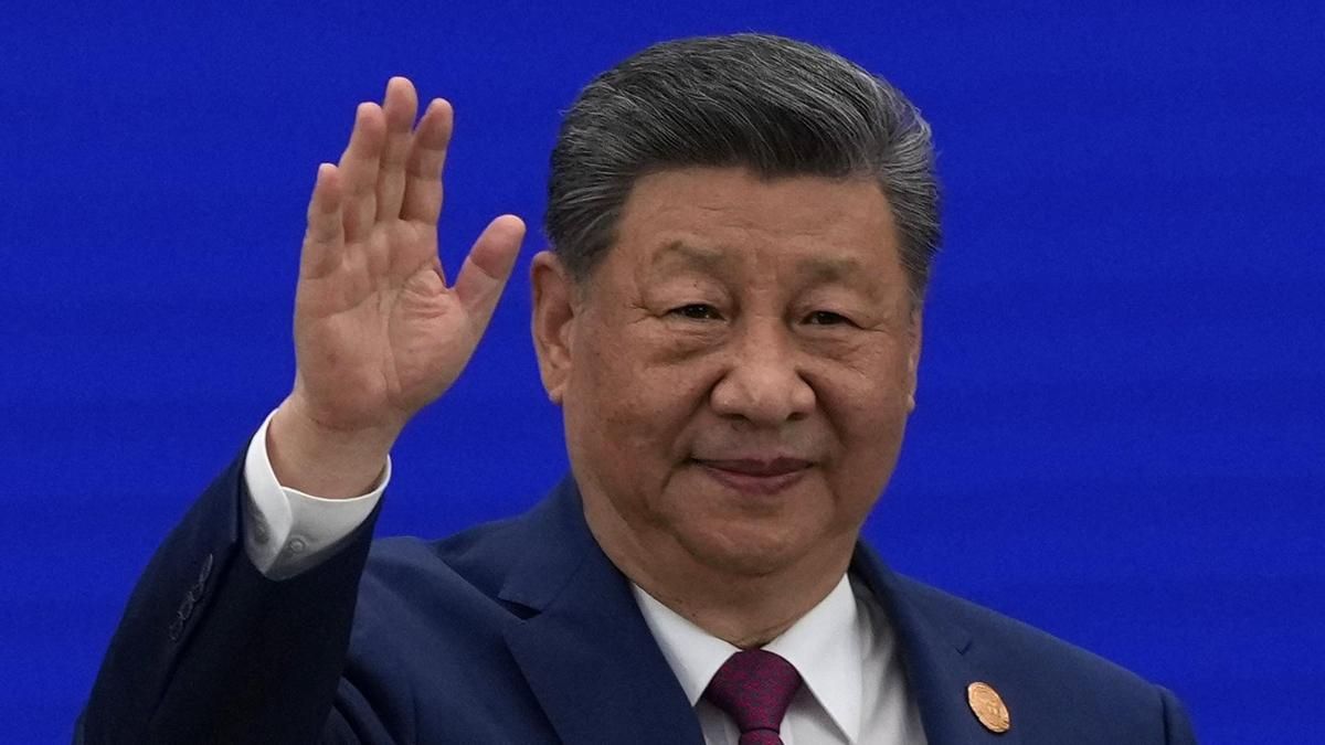 Xi Jinping saluda a su llegada a la ceremonia de apertura de la Conferencia Mundial de IA en Shanghái, en julio de 2026.
