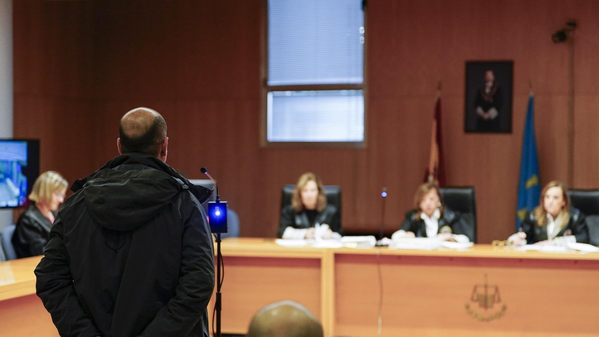 El acusado de provocar un incendio en el monte Naranco, durante la ratificación del acuerdo con la Fiscalía, este lunes, en la Audiencia Provincial de Asturias.