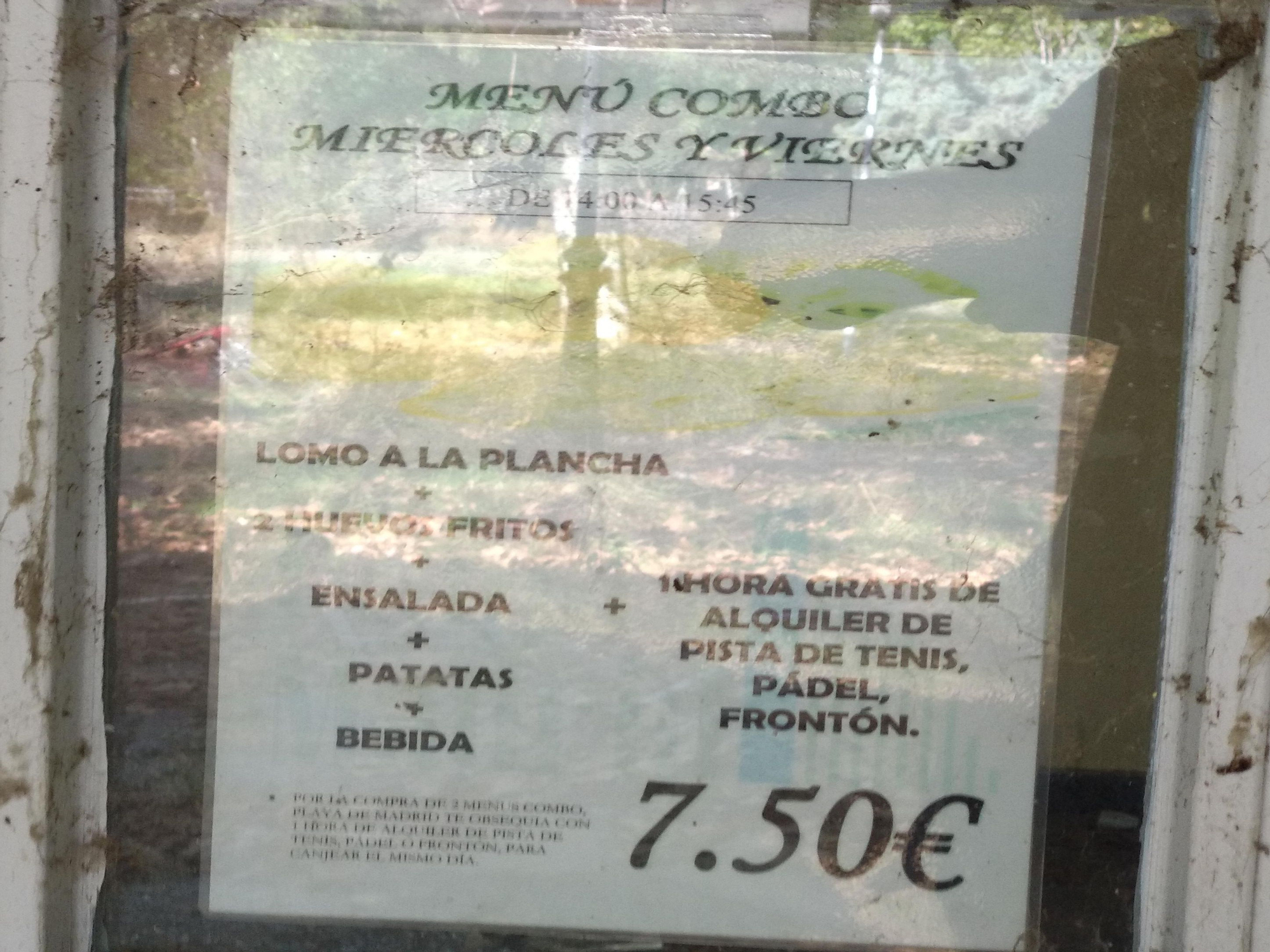 Cartel de lo que era el menú del día y el precio del alquiler de las pistas de tenis, pádel y frontón.