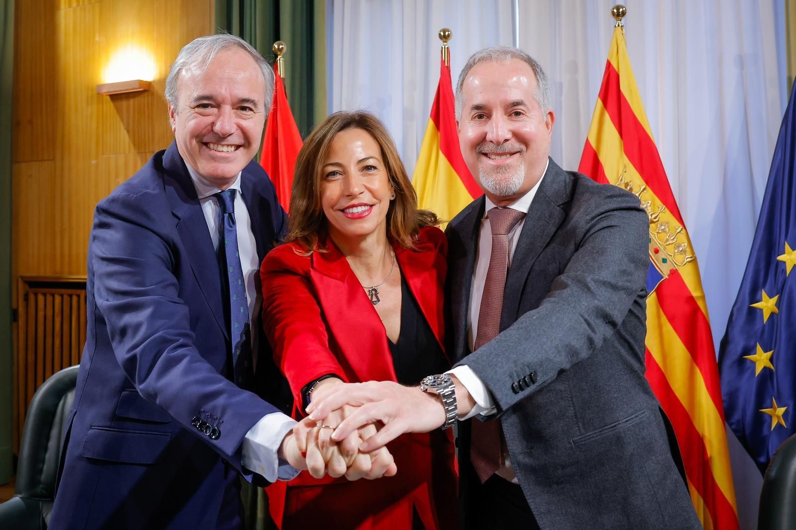 Jorge Azcón, Natalia Chueca y el presidente del Real Zaragoza, Jorge Mas.
