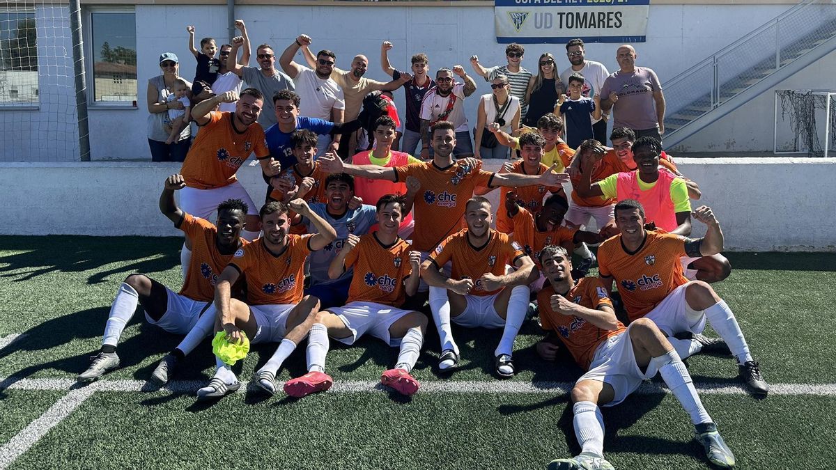 Jugadores del CD Pozoblanco celebran el triunfo